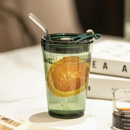 Tasse en verre d’eau de pinte avec couvercle de verres à boire de jus de cocktail