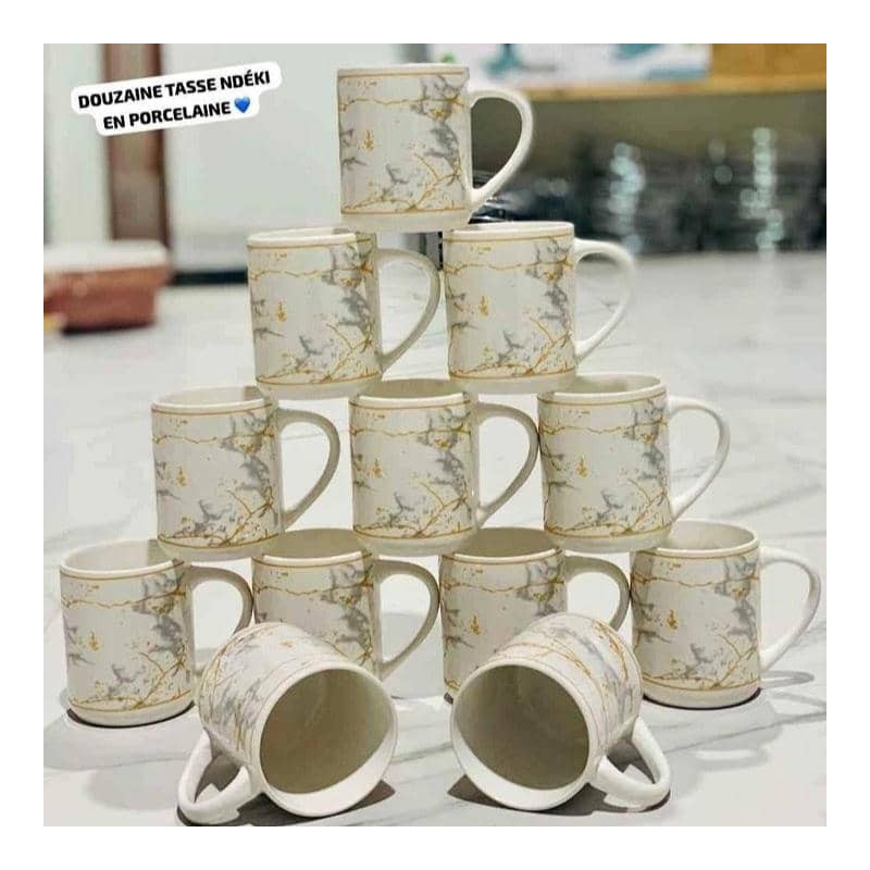 Une douzaine tasse en porcelaine