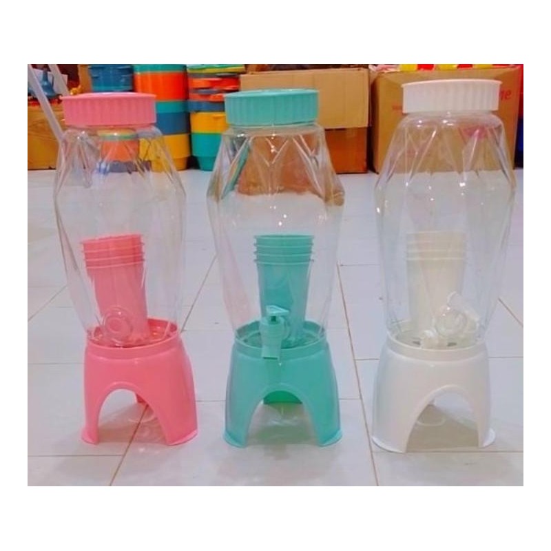 Fontaine plastique avec 4 tasses pour vos services en eaux